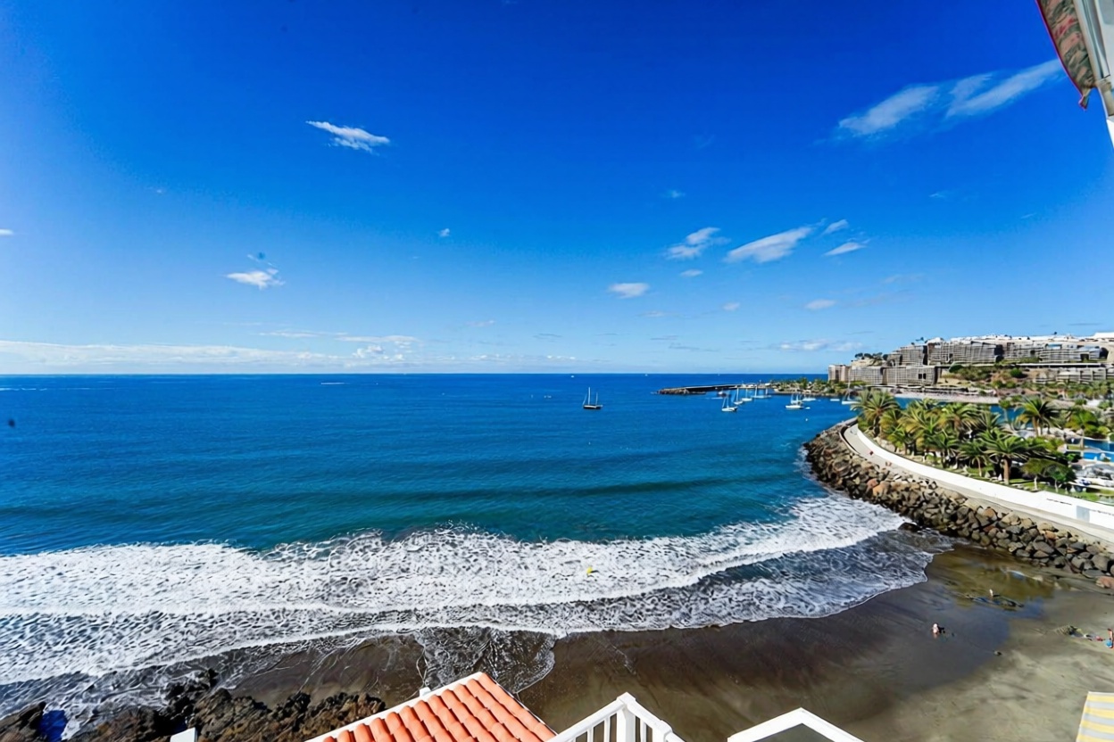 Beachfront flat in Mogán — Sea view