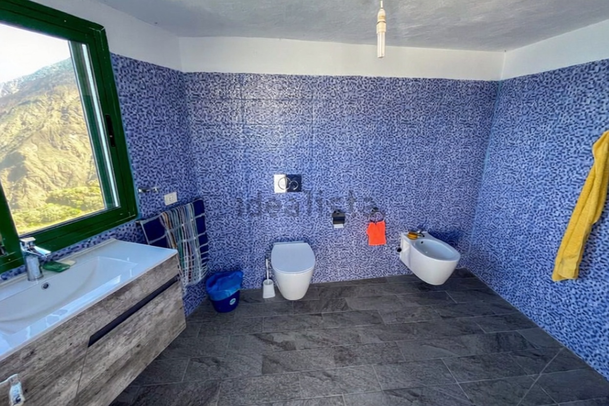 House with direct beach access in Vallehermoso — Bathroom