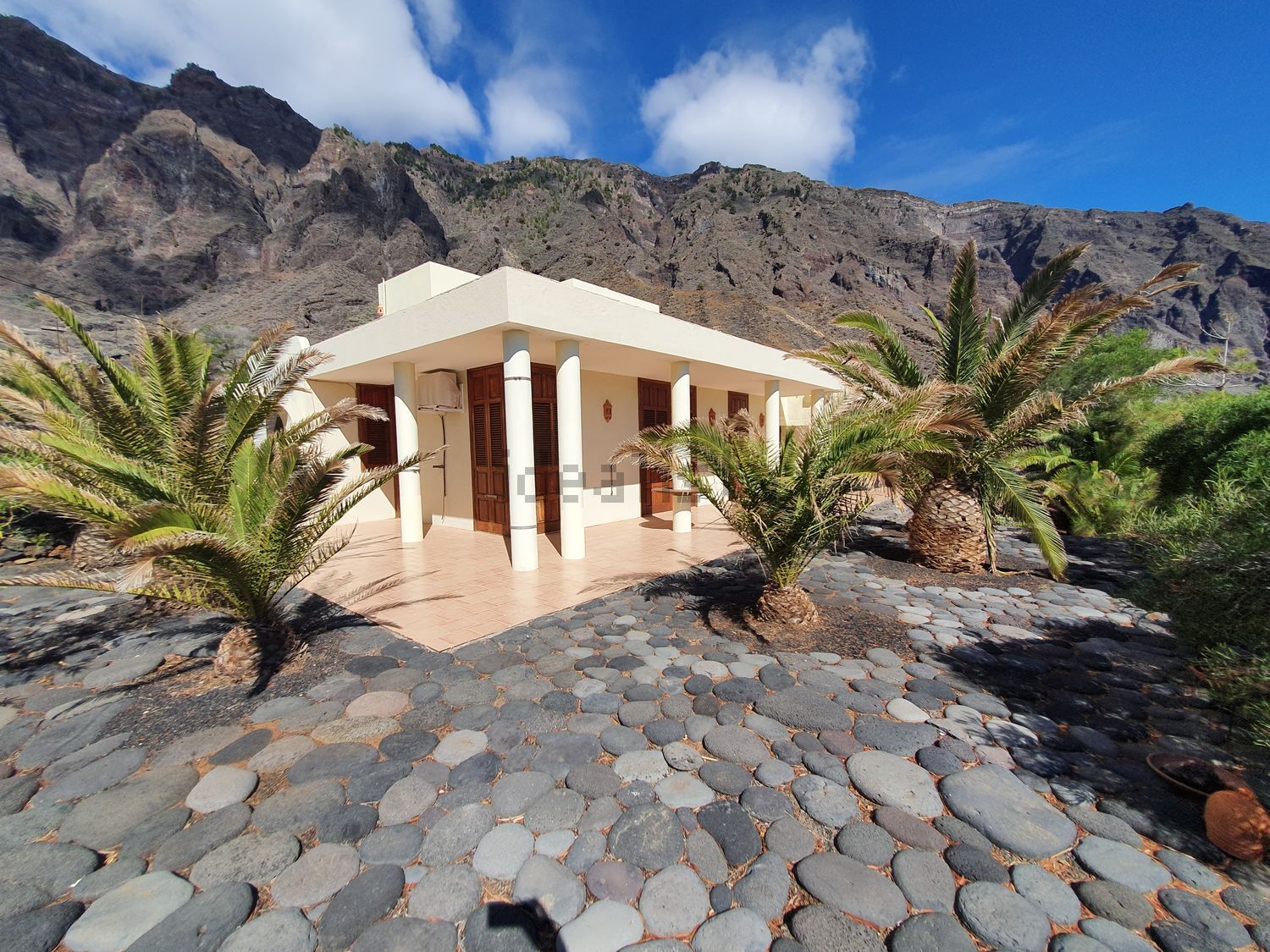 Chalet for sale with direct beach access in Valverde