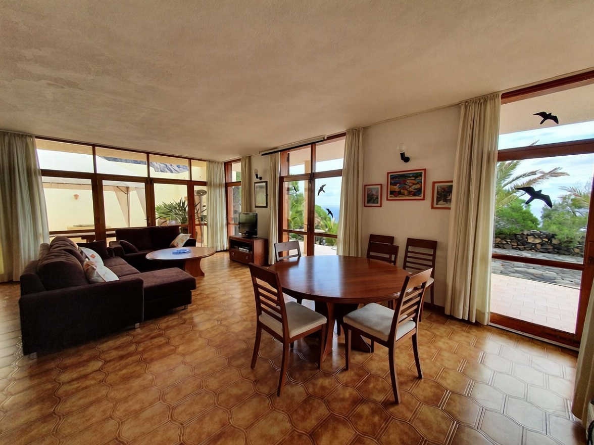 Chalet with direct beach access in Valverde — Living room