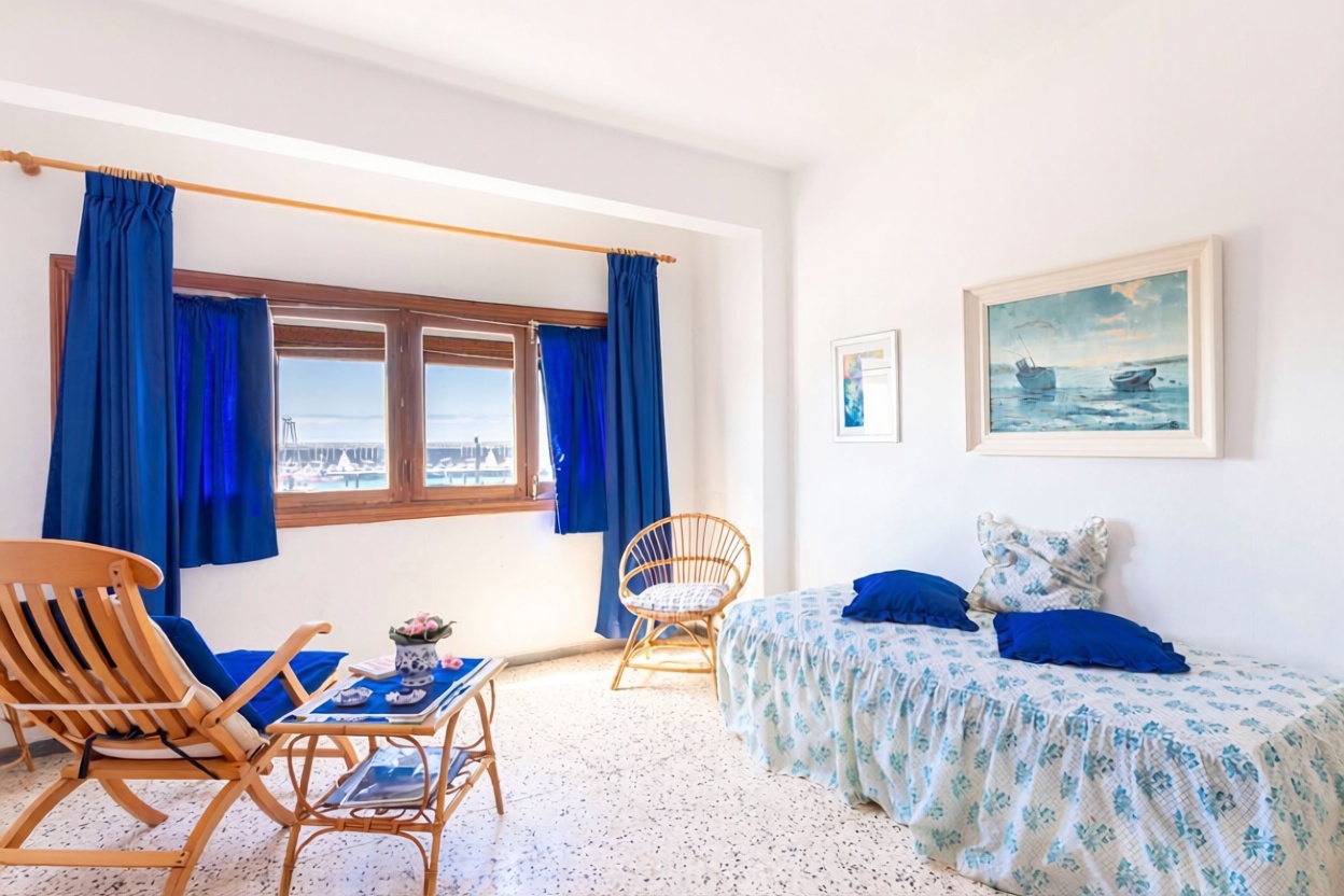 Chalet with direct beach access in El Pinar — Living room