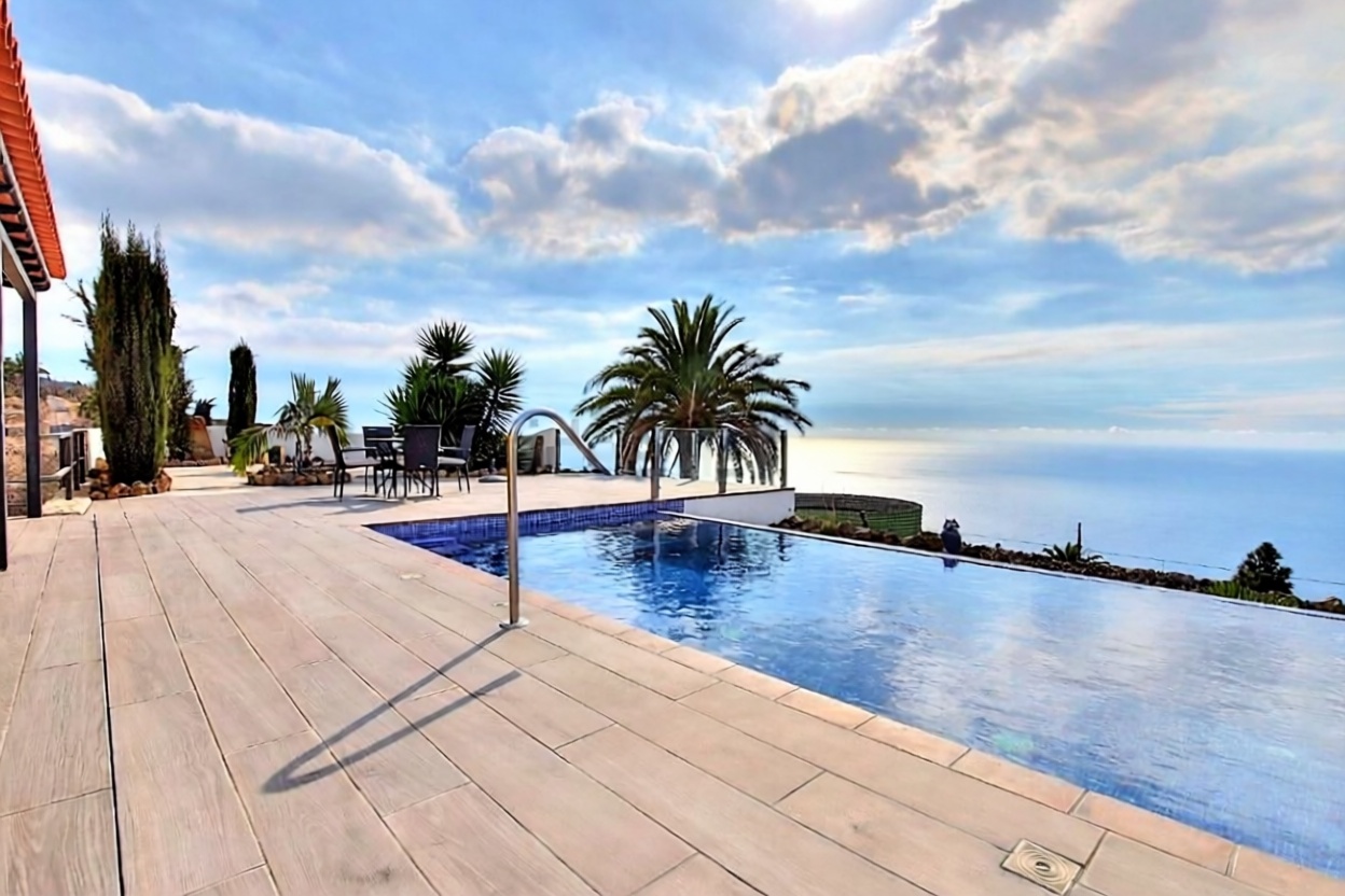 Chalet with direct beach access in La Palma