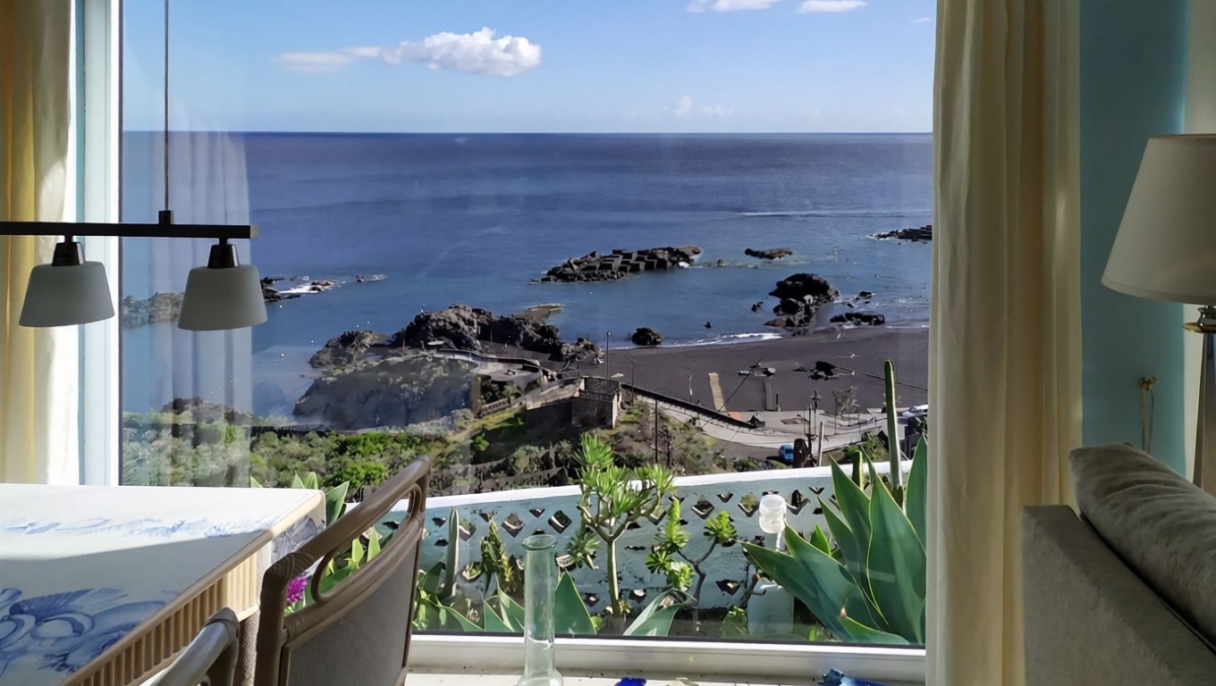 Chalet with direct beach access in Breña Baja