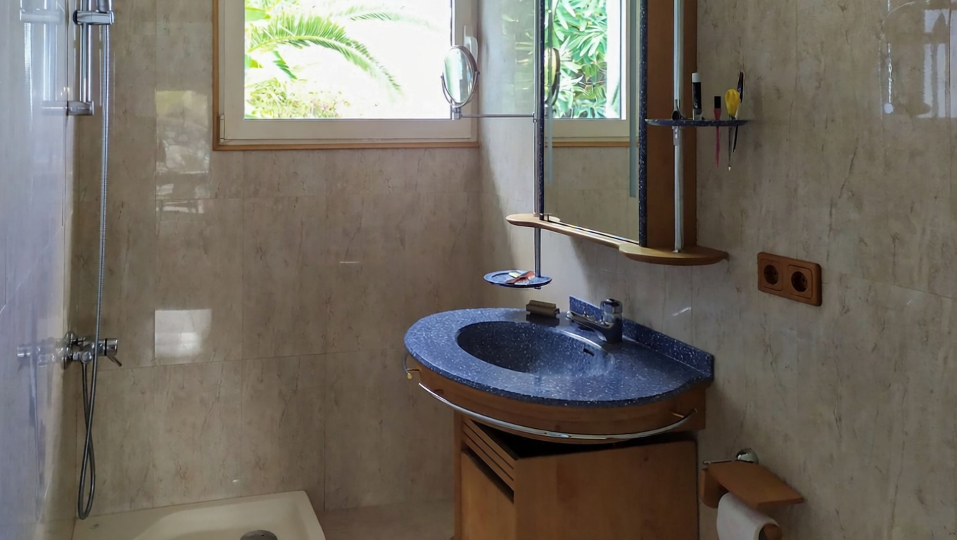 Chalet with direct beach access in Breña Baja — Bathroom