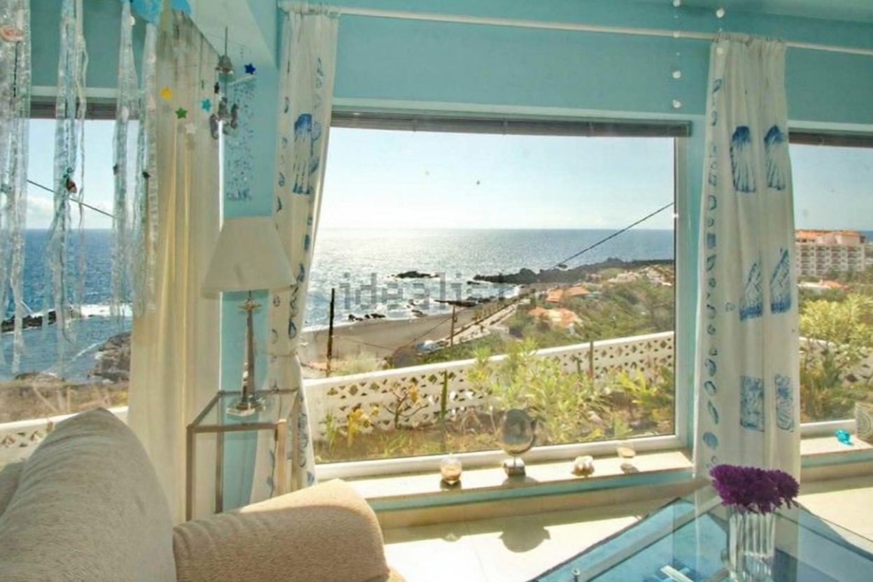 Chalet with direct beach access in Breña Baja — Living room