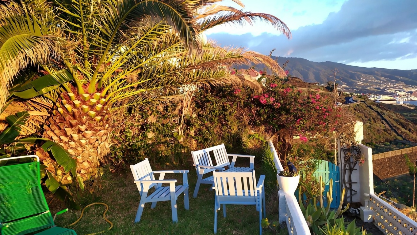 Chalet with direct beach access in Breña Baja