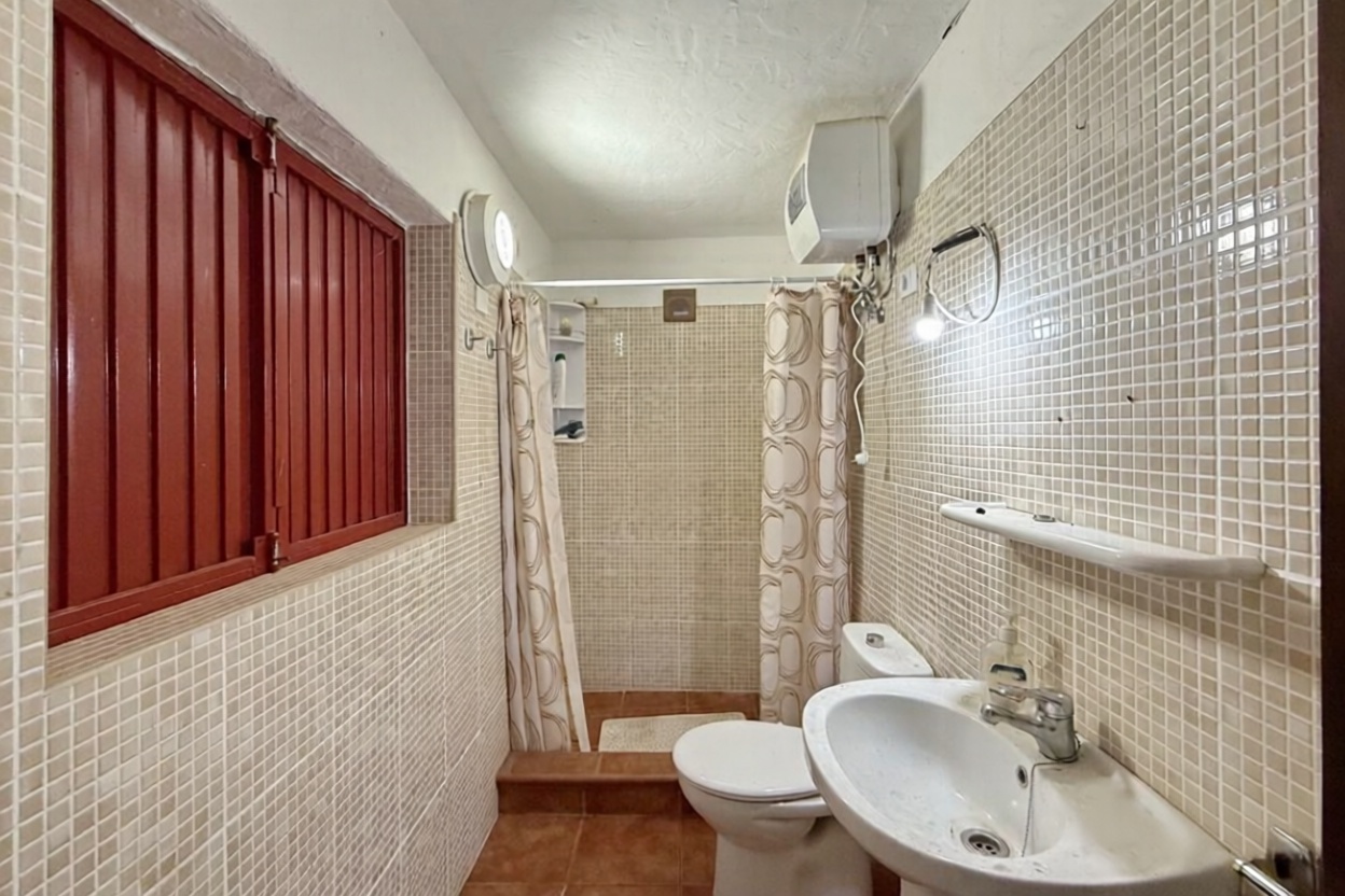 House with direct beach access in La Palma — Bathroom