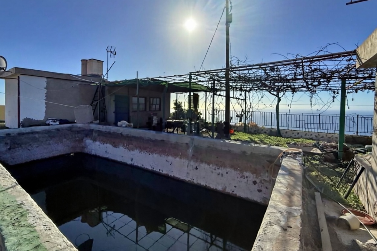 House with direct beach access in La Palma — Pool