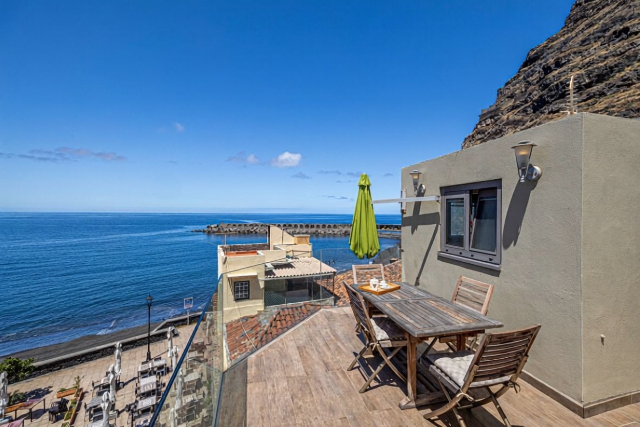 Chalet with direct beach access in La Palma