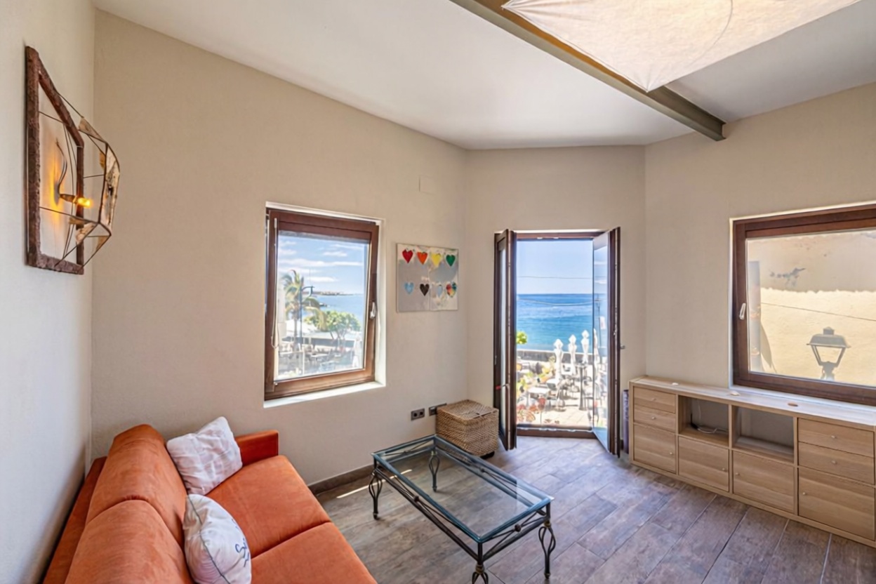Chalet with direct beach access in La Palma — Living room