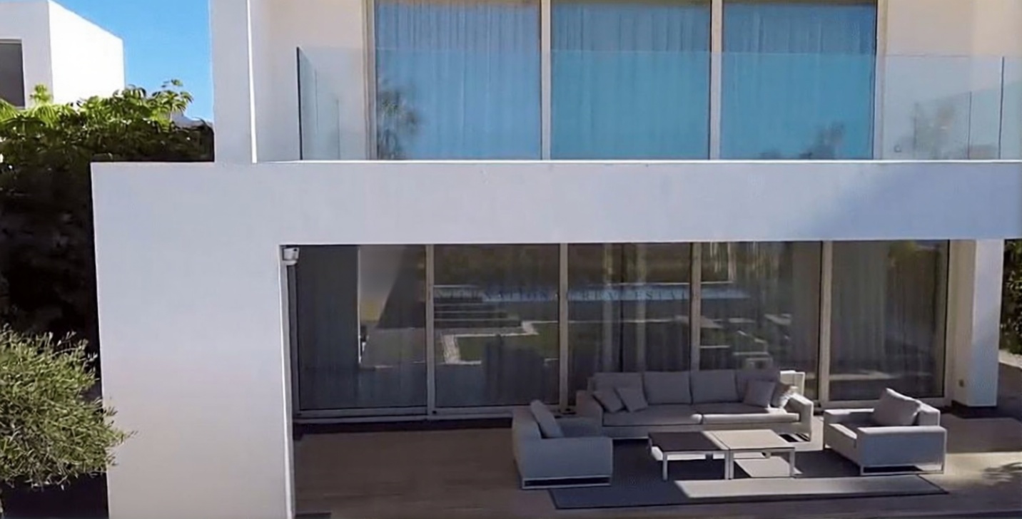 Chalet with direct beach access in Adeje — Facade