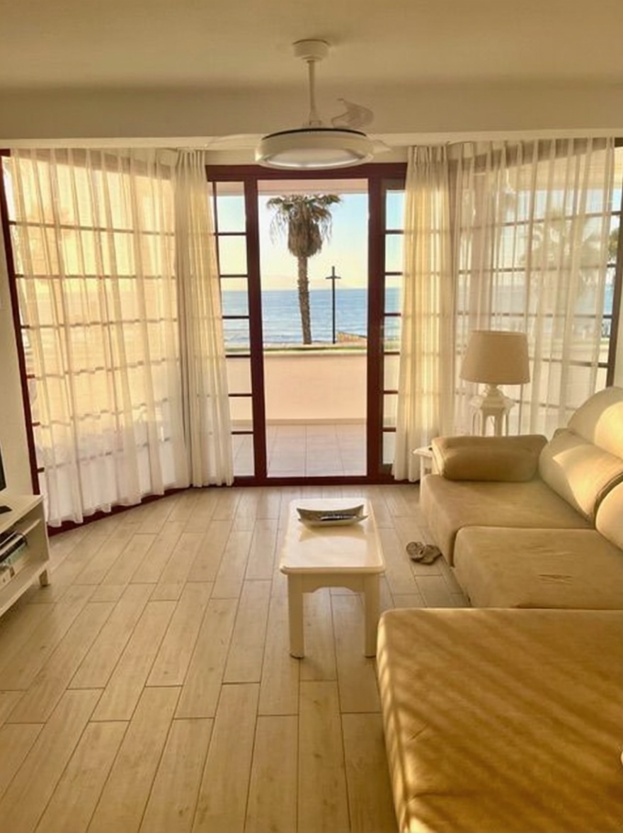 Beachfront flat in Playa las Américas — Living room