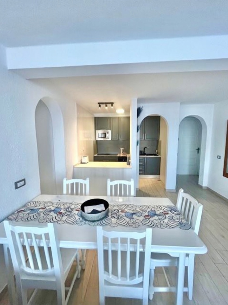 Beachfront flat in Playa las Américas — Dining room