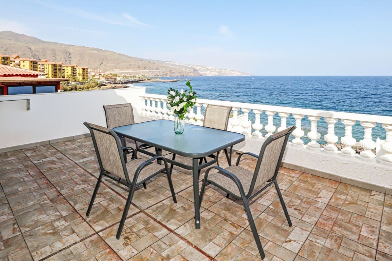 Chalet with direct beach access in Tenerife — Sea terrace