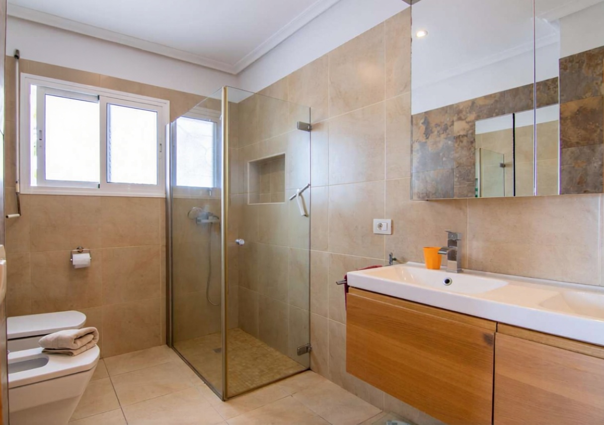 Ático em primeira linha de mar em Arona — Casa banho