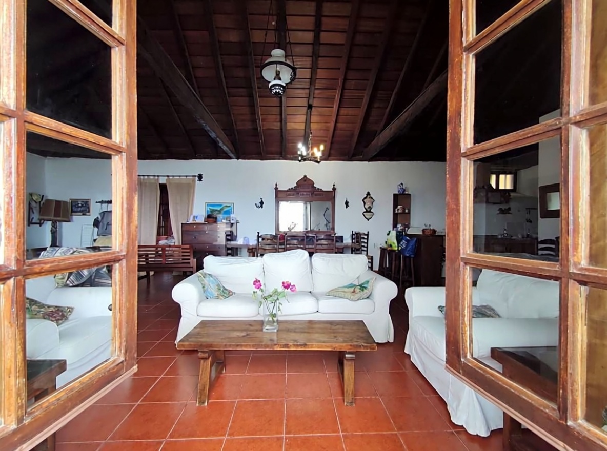 Country house with direct beach access in Tenerife — Living room