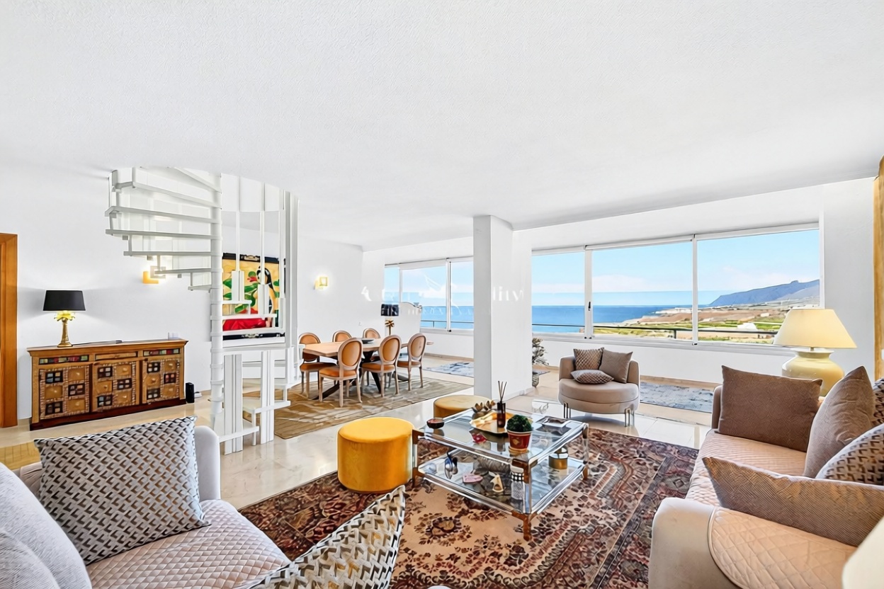 Ático en primera línea de mar en Adeje — Salón