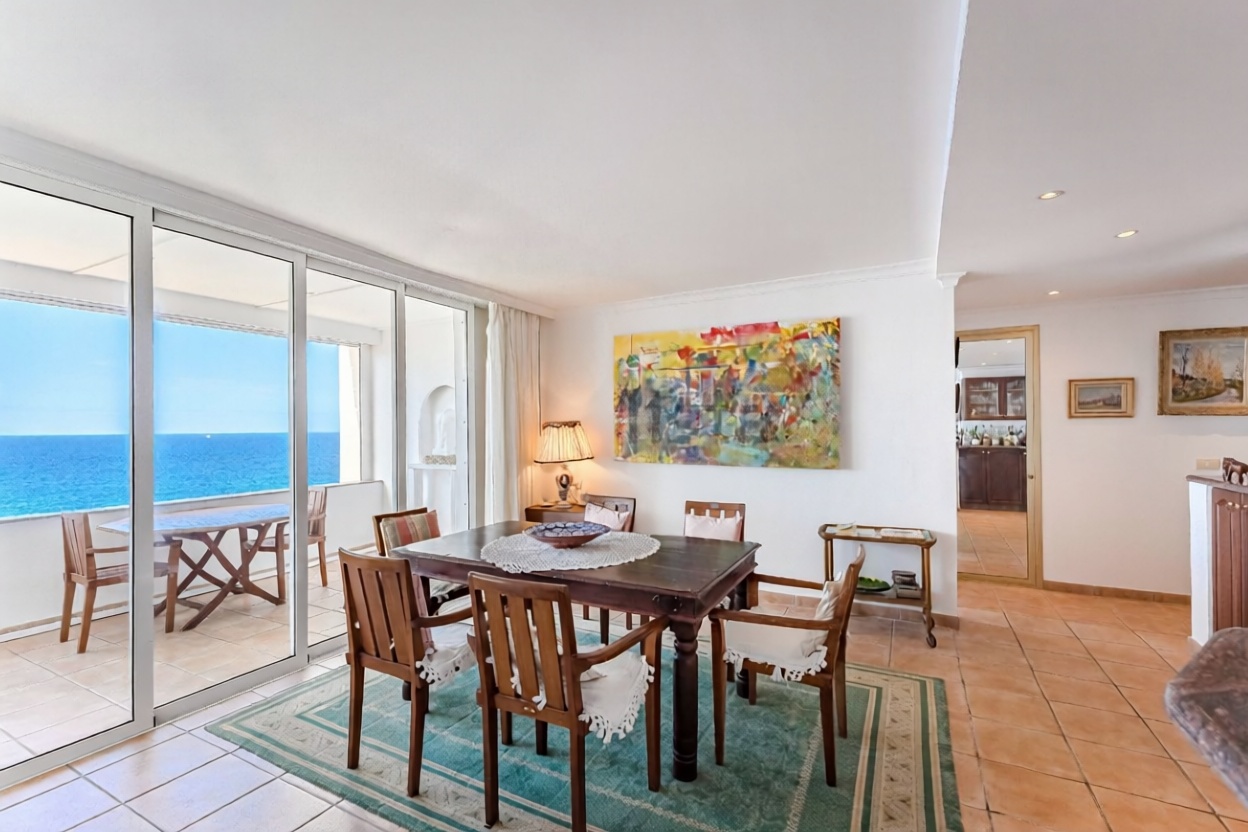Ático en primera línea de mar en Adeje — Salón