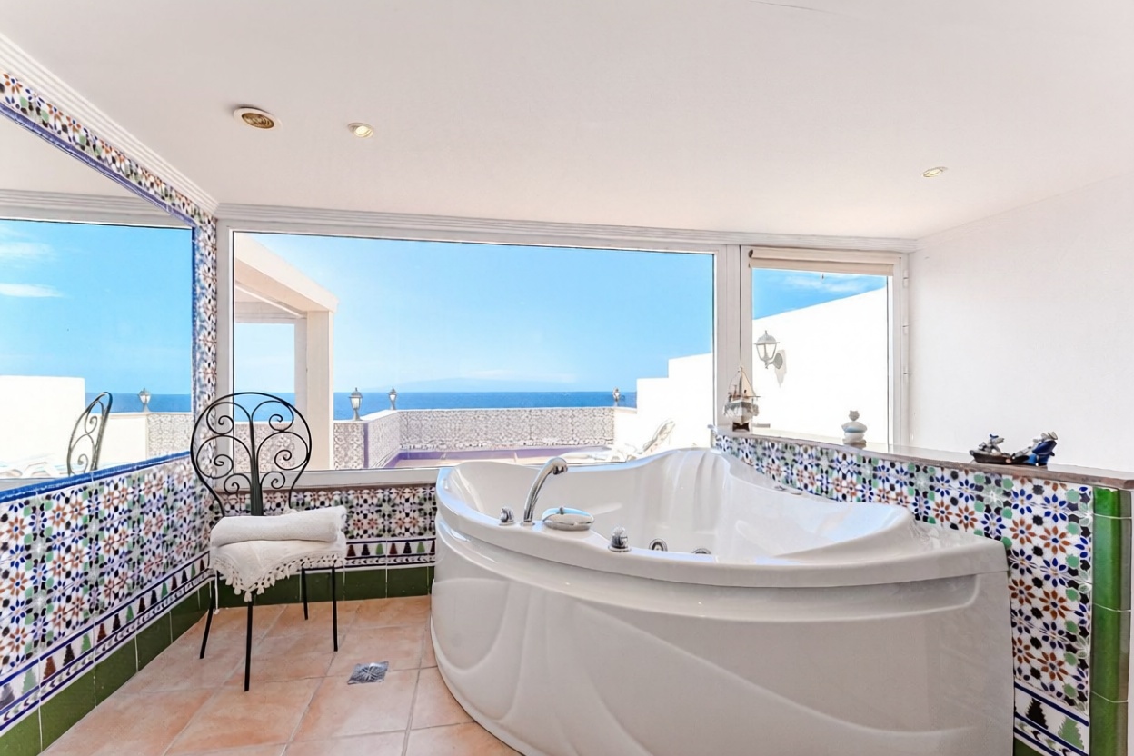 Ático en primera línea de mar en Adeje — Baño