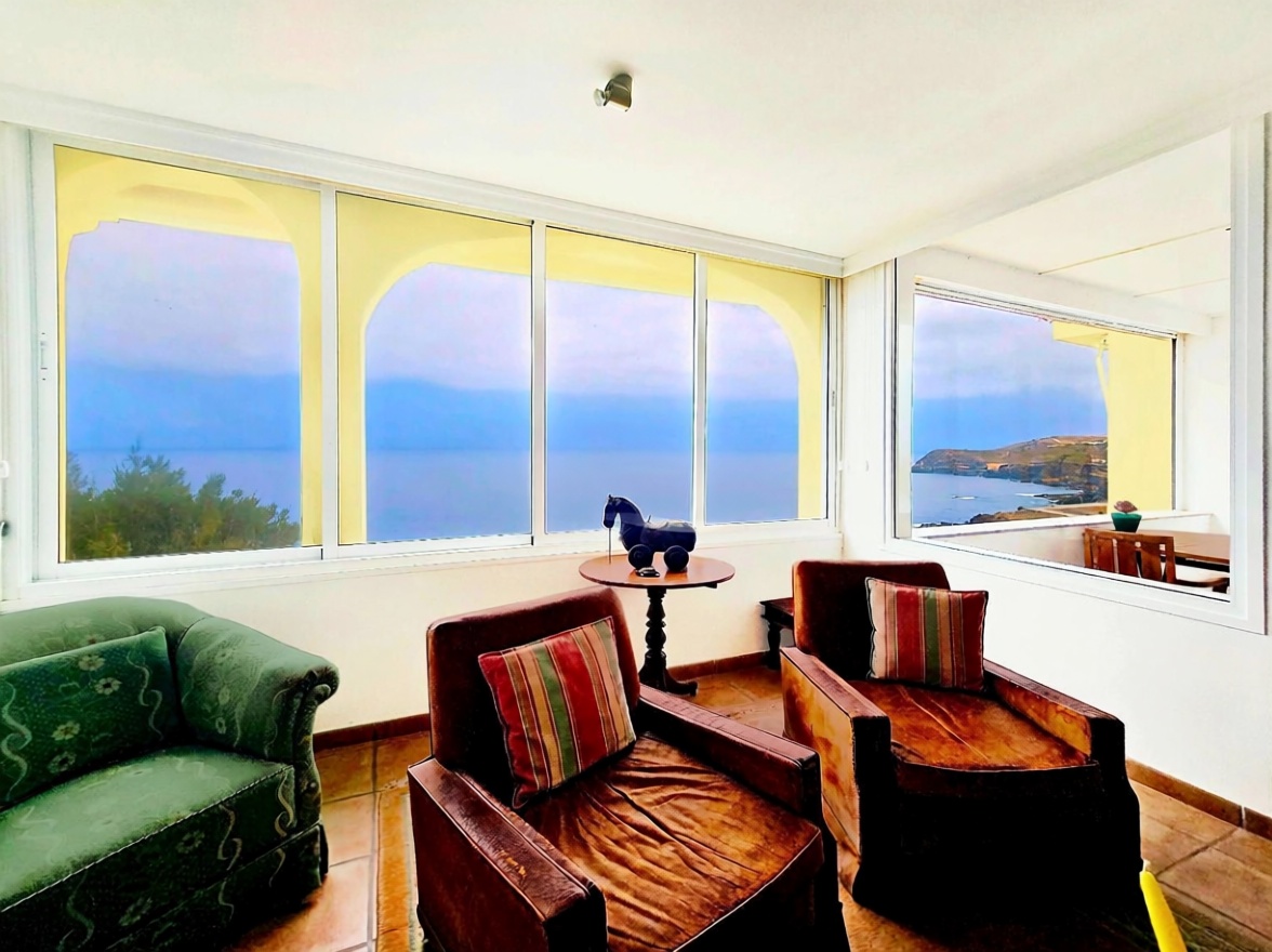 Ático en primera línea de mar en Adeje — Salón
