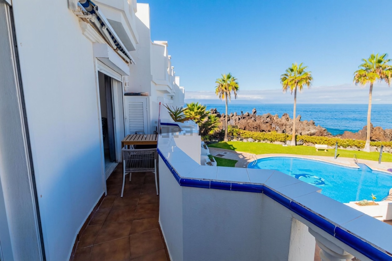 Beachfront duplex in Santiago del Teide — Living room