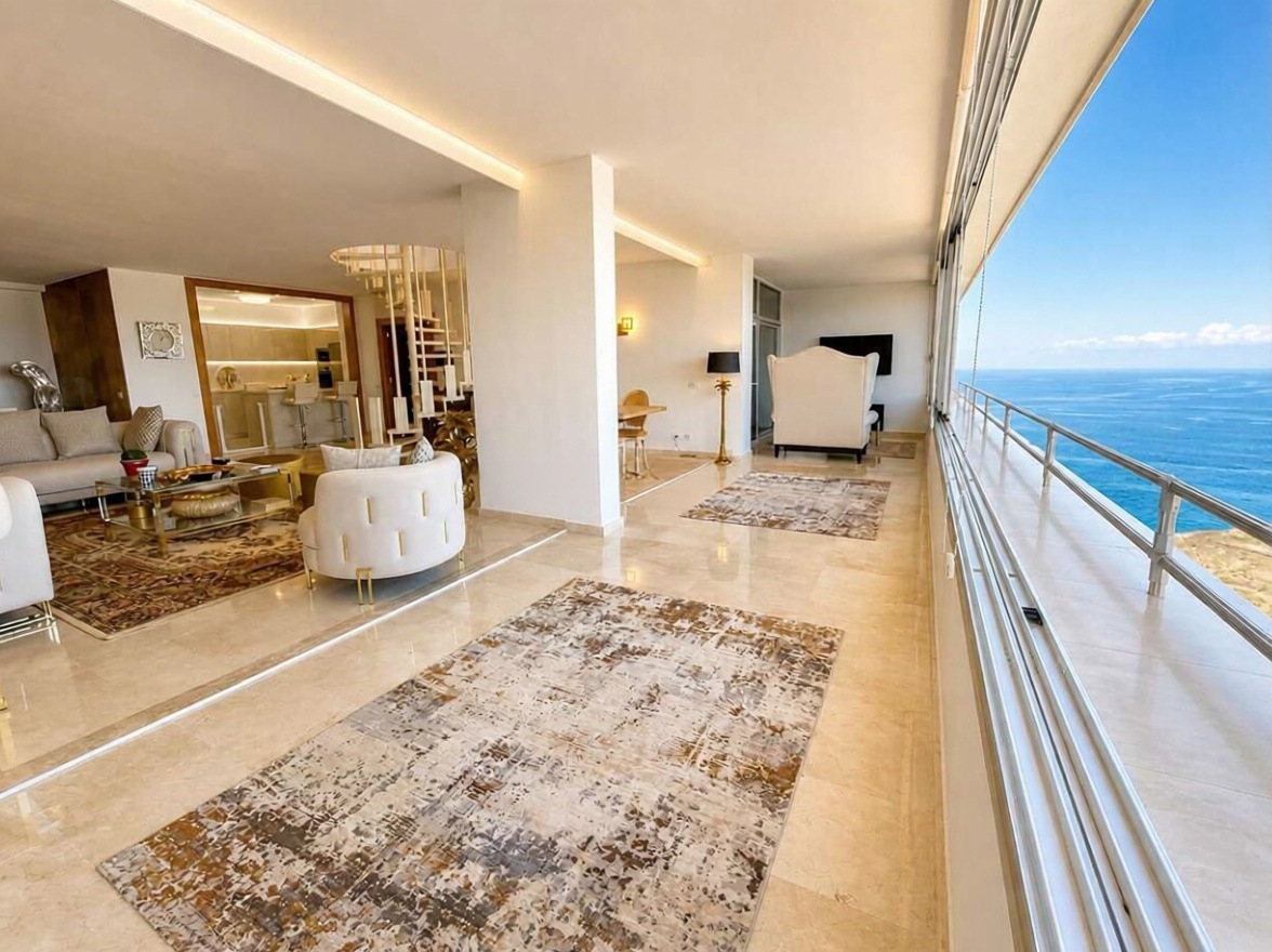 Ático en primera línea de mar en Adeje — Salón