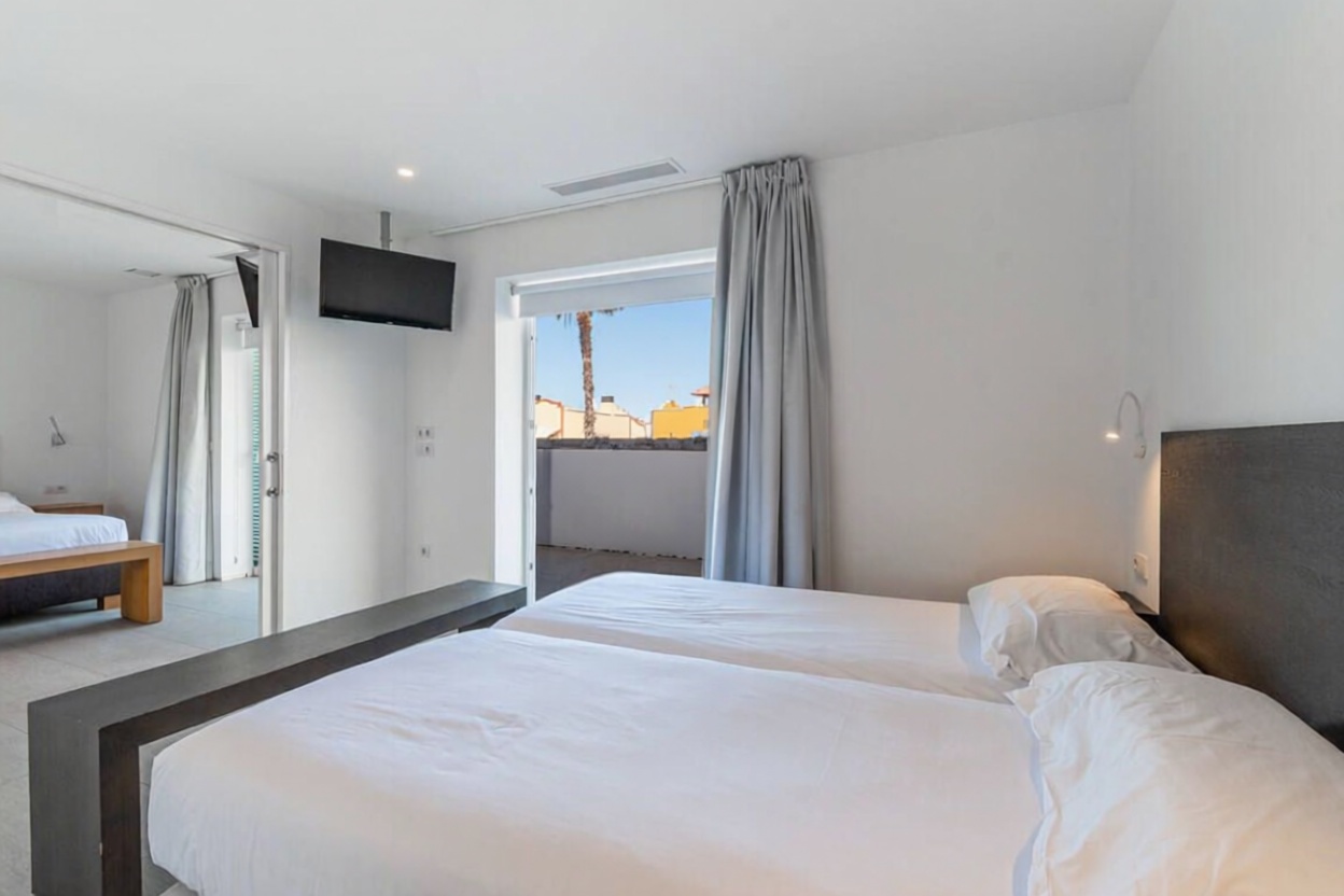 Piso en primera línea de playa en Adeje — Dormitorio
