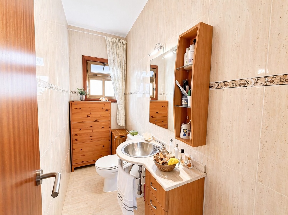 Chalet with direct beach access in Tenerife — Bathroom