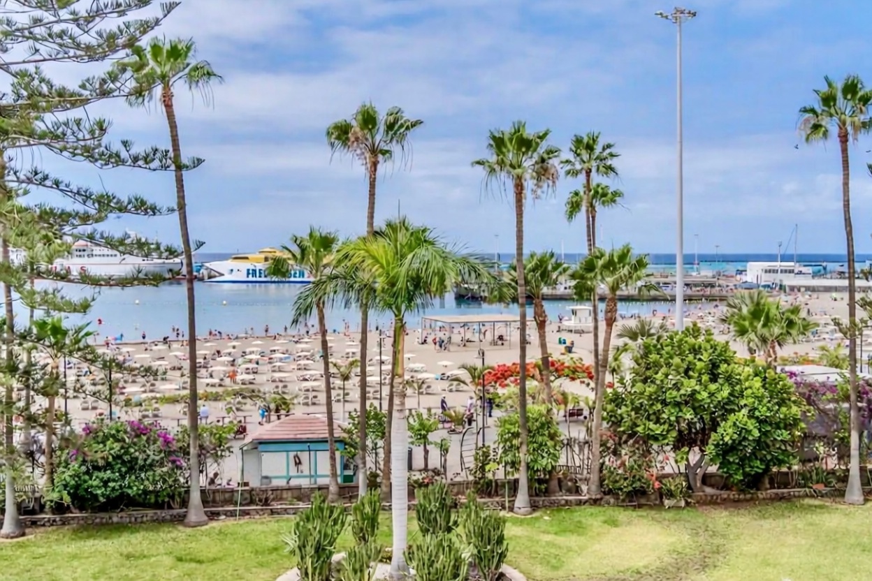 Beachfront flat in Los Cristianos — Sea view