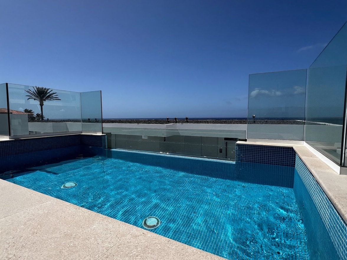 Beachfront flat in Arona — Pool