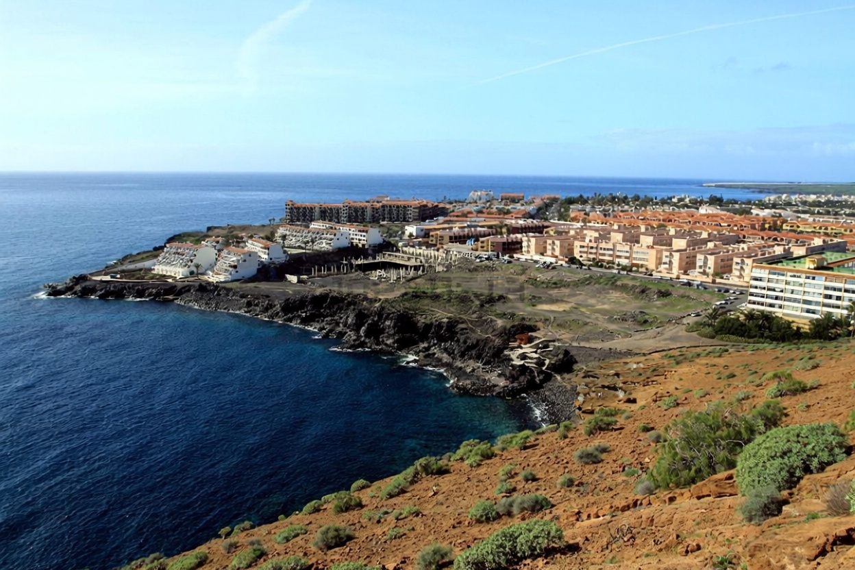 Beachfront flat in Arona — Sea view