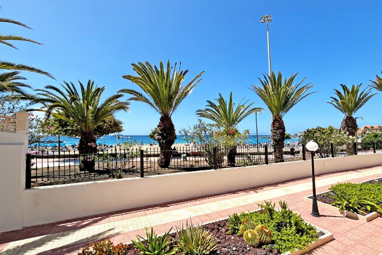 Beachfront flat in Los Cristianos — Sea view