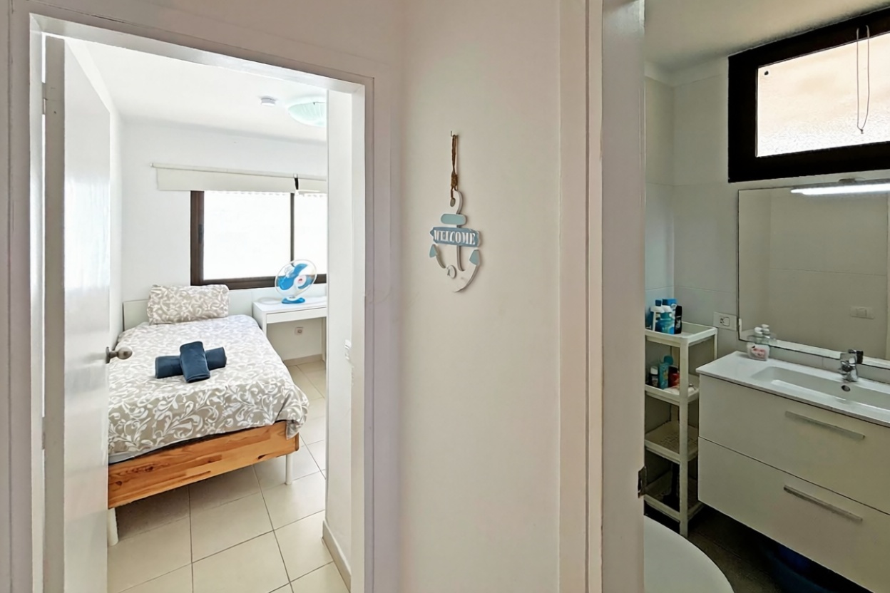 Beachfront flat in Los Cristianos — Bathroom