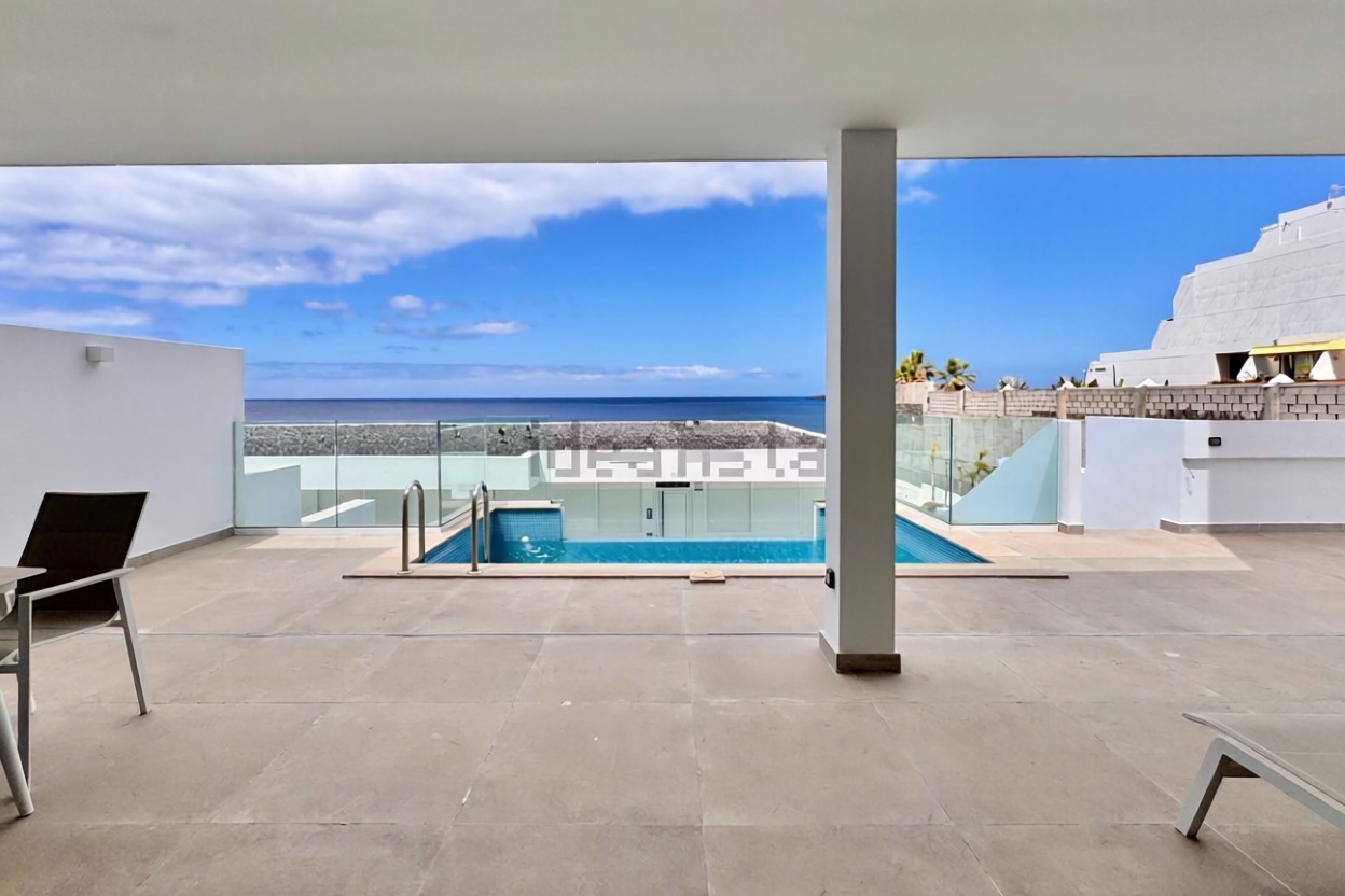 Beachfront flat in Arona — Sea terrace