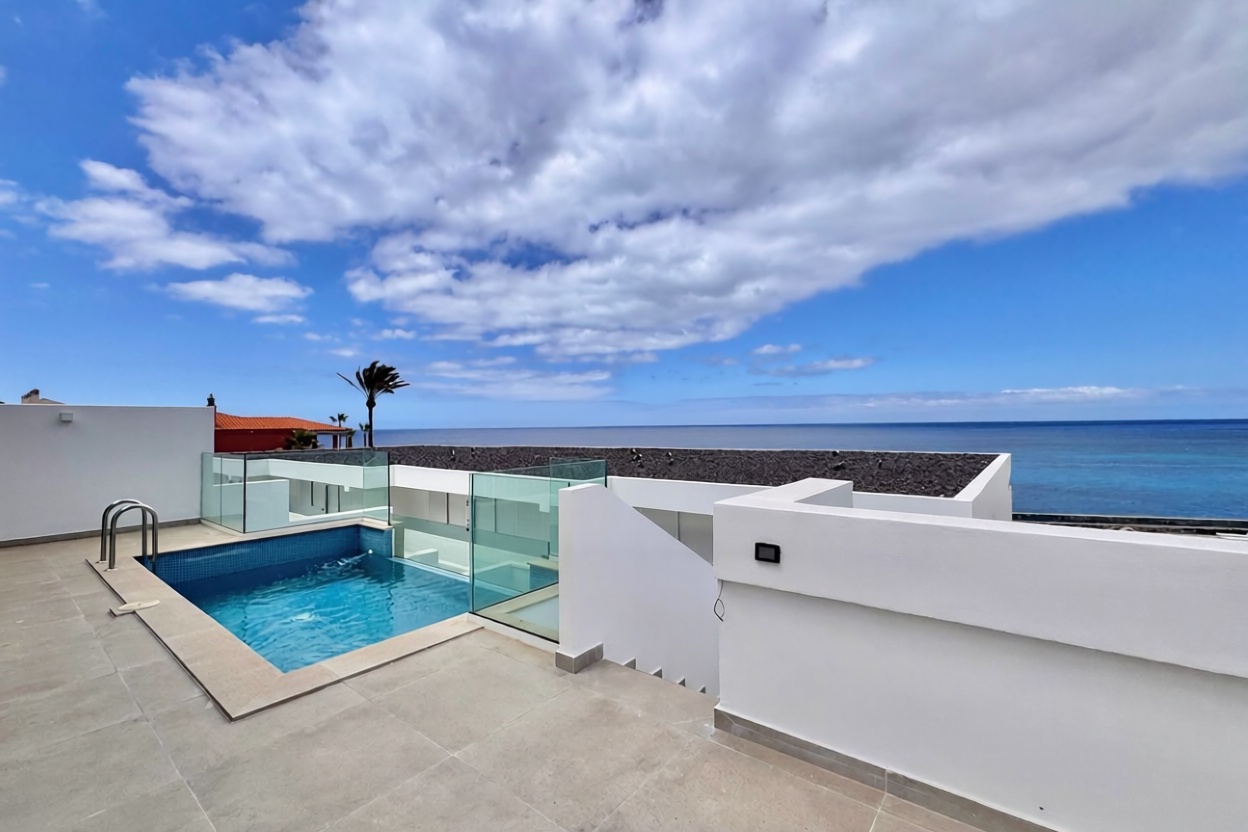 Beachfront flat in Arona