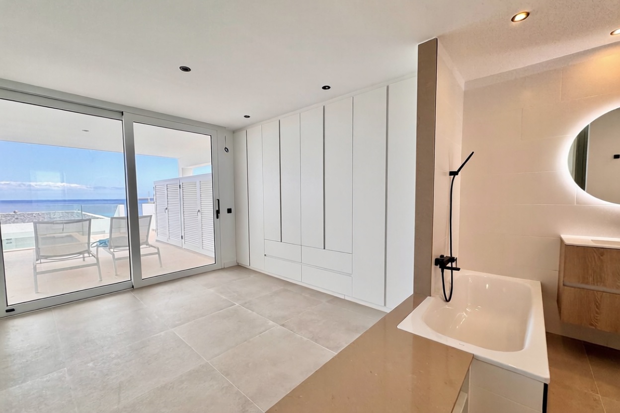 Beachfront flat in Arona — Bathroom