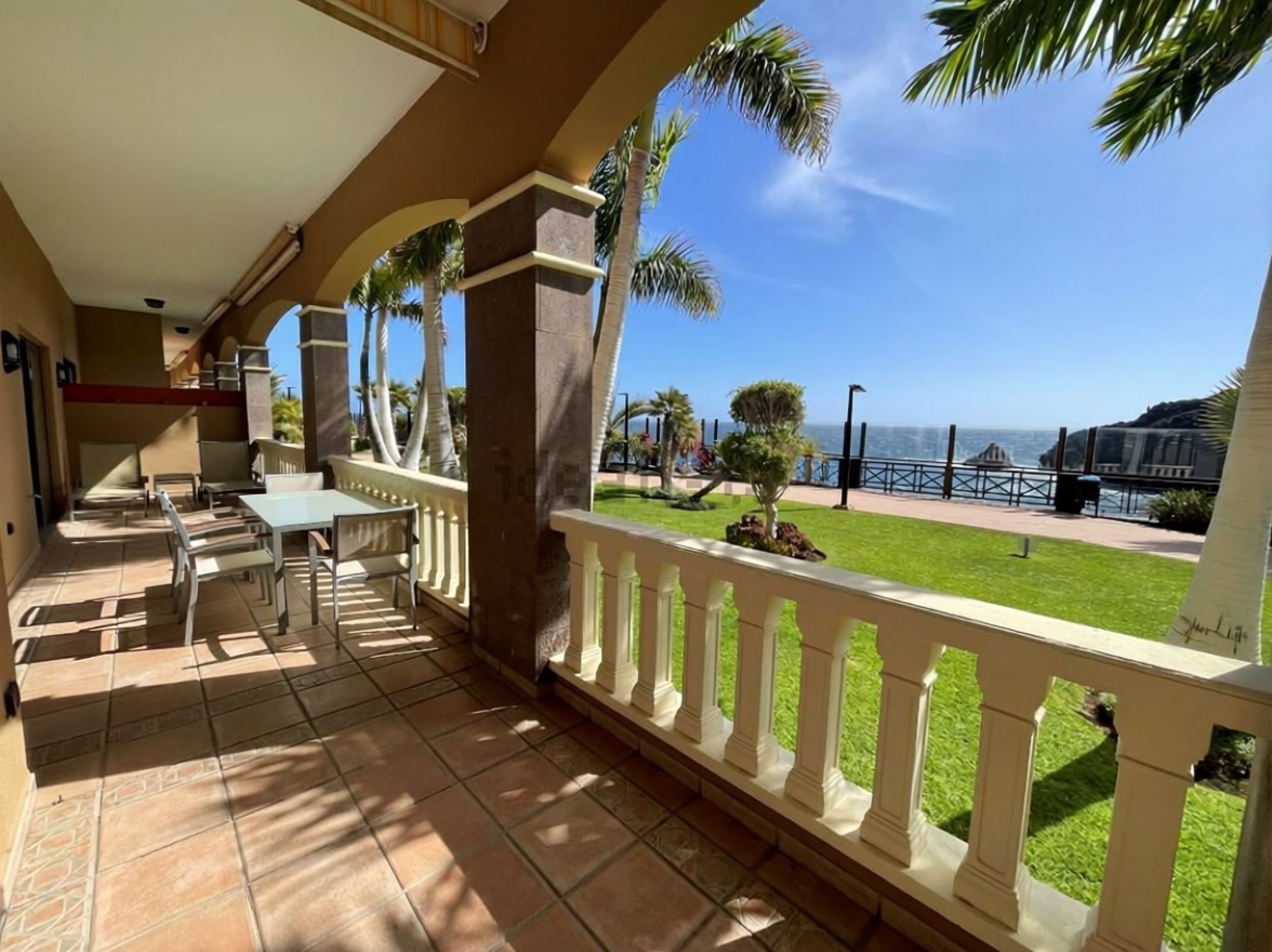 Beachfront flat in Arona