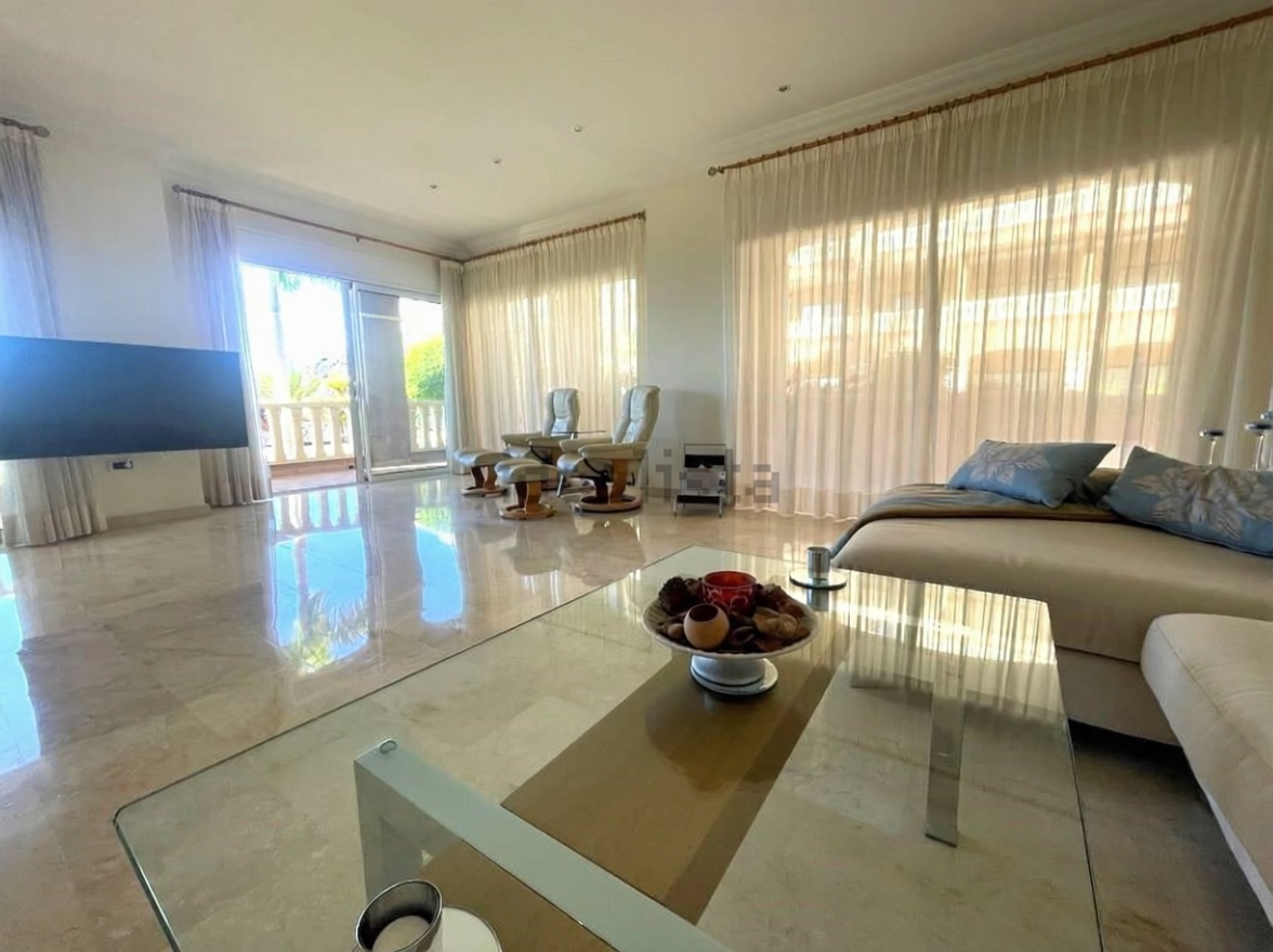 Beachfront flat in Arona — Living room