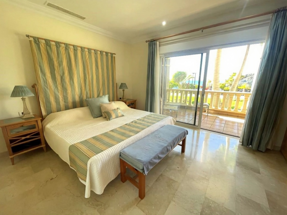 Beachfront flat in Arona — Bedroom