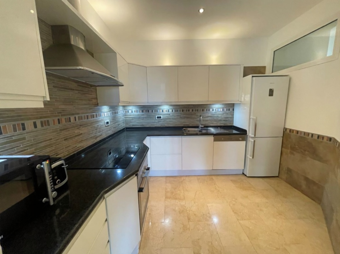 Beachfront flat in Arona — Kitchen