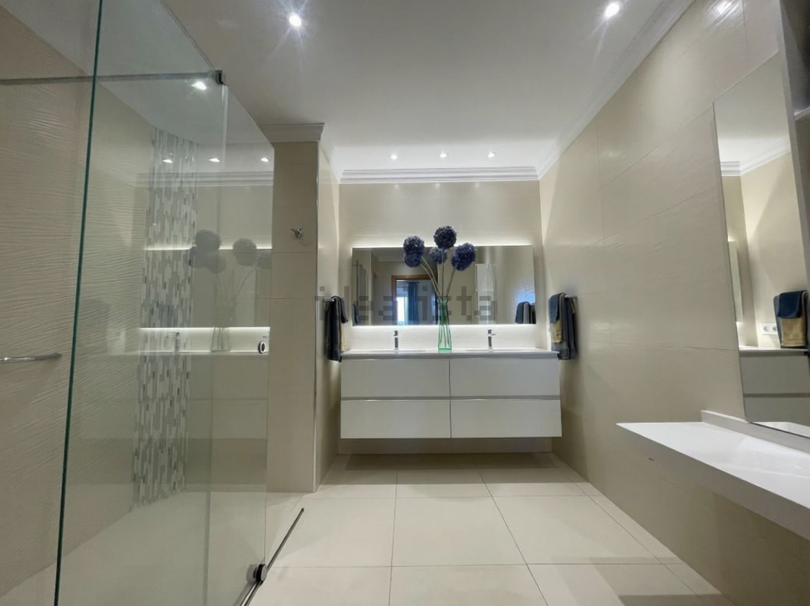 Beachfront flat in Arona — Bathroom