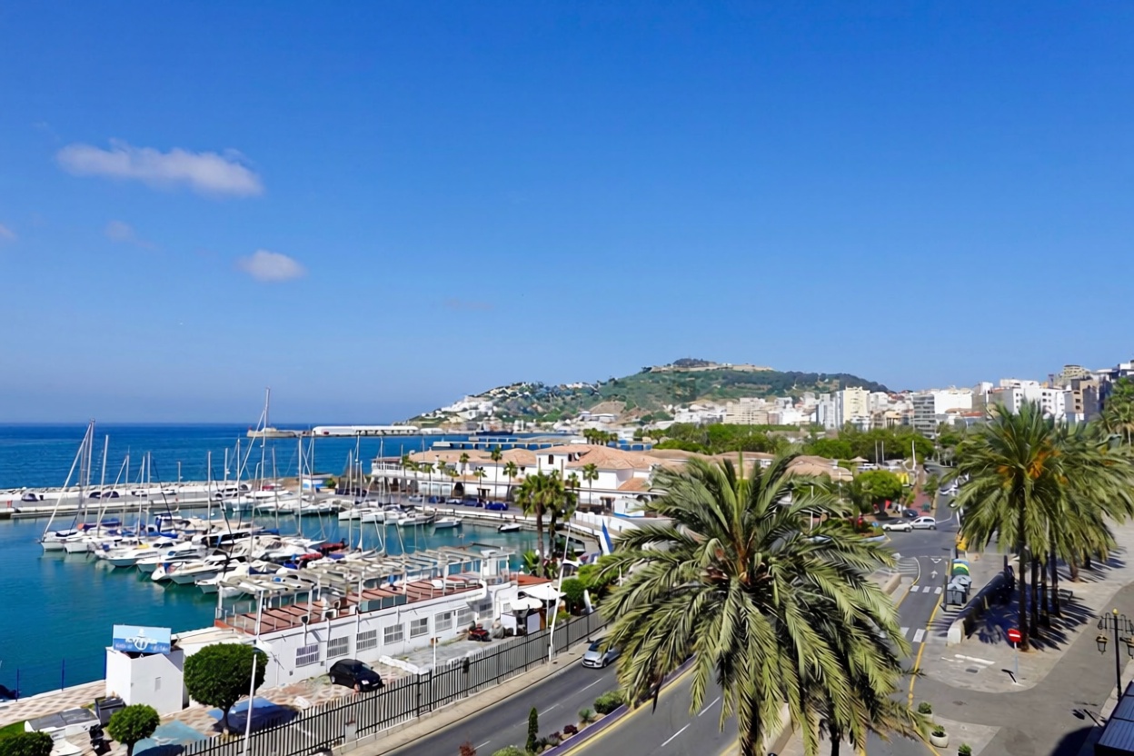 Beachfront flat in Ceuta — Sea view