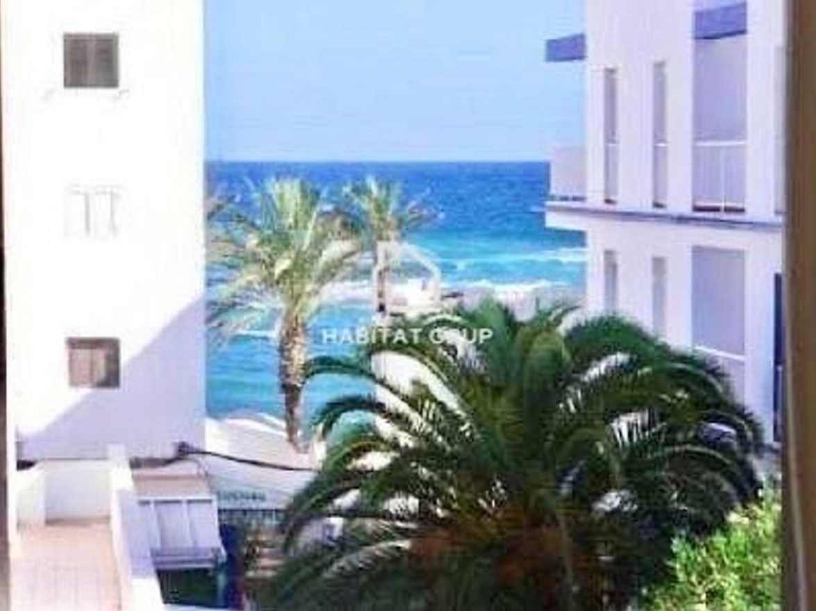 Beachfront flat in Formentera