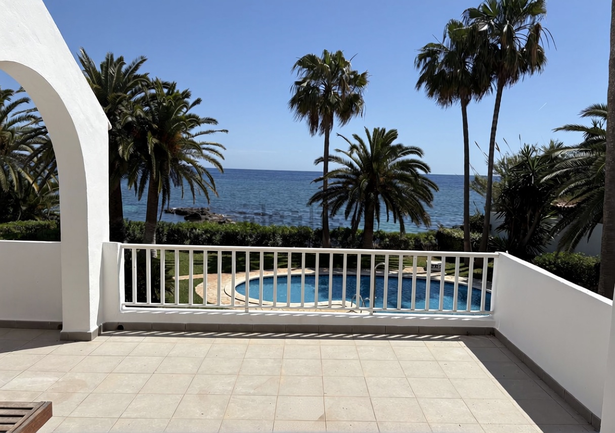 Duplex in erste Strandlinie in Santa Eulalia del Río — Meerterrasse