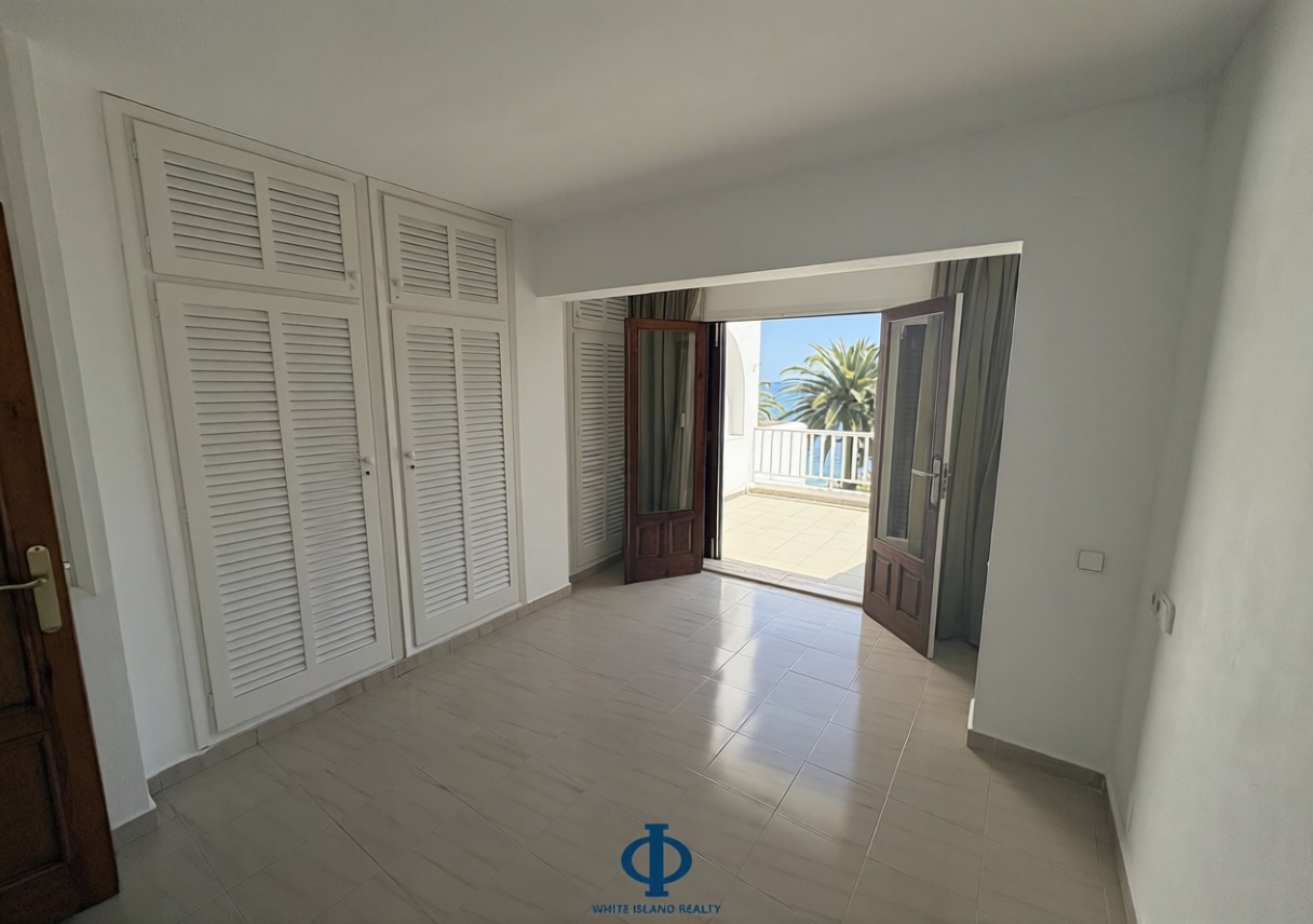 Duplex in erste Strandlinie in Santa Eulalia del Río — Schlafzimmer