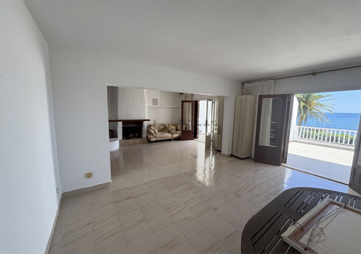 Duplex in erste Strandlinie in Santa Eulalia del Río — Wohnzimmer