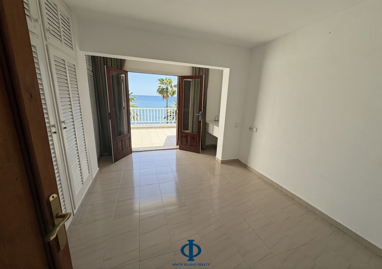 Duplex in erste Strandlinie in Santa Eulalia del Río — Schlafzimmer