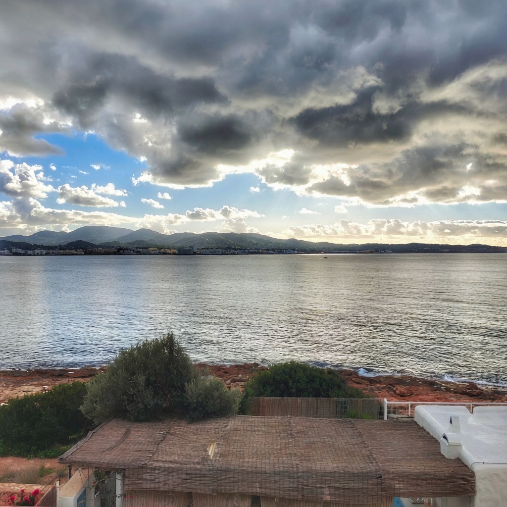 Beachfront duplex in Sant Antoni de Portmany — Sea view
