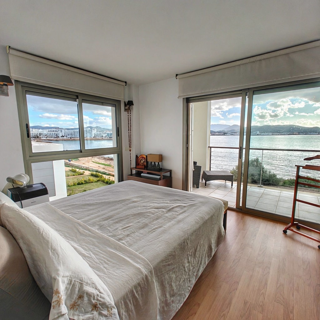 Beachfront duplex in Sant Antoni de Portmany — Bedroom