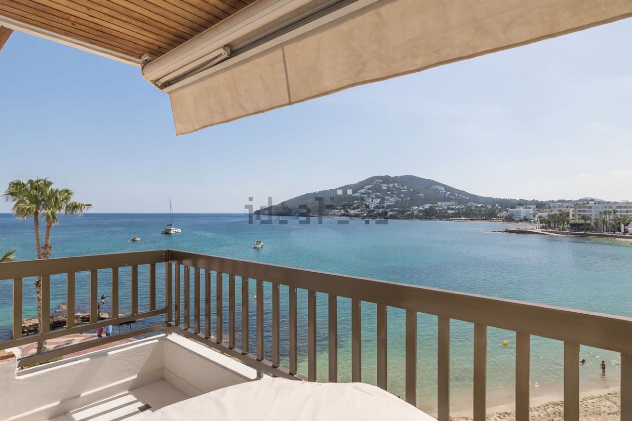 Piso en primera línea de playa en Santa Eulalia del Río